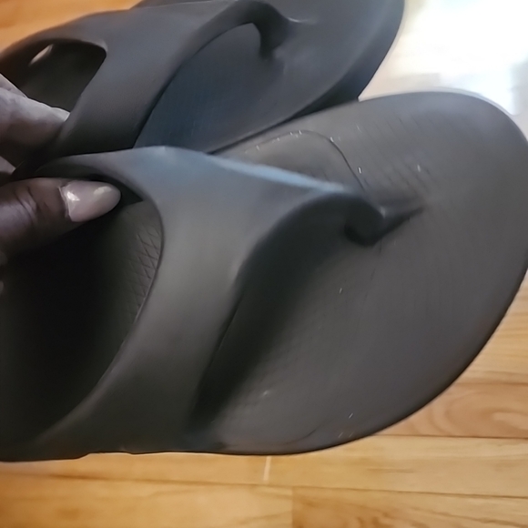 Oofos Oolala Wedge Thong Sandals - Picture 4 of 8